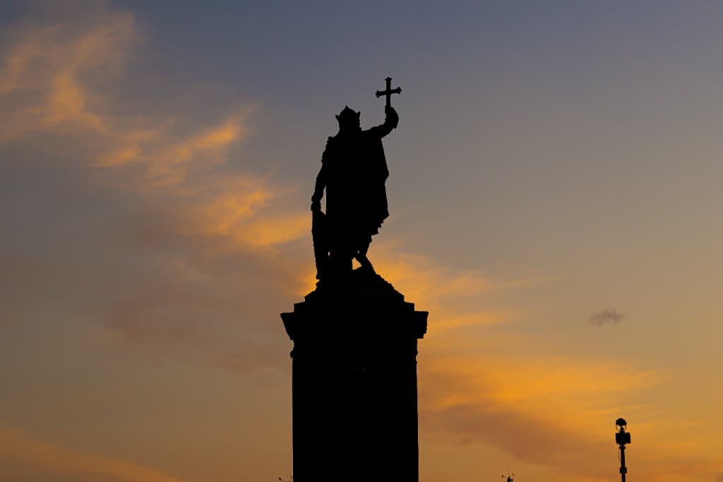 Estatua con silueta al atardecer